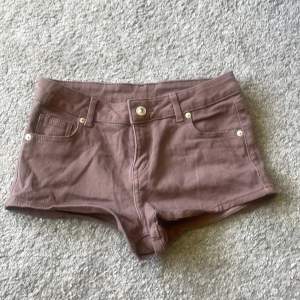 Brunrosa lågmidjade shorts från h&m i storlek 34. Bra skick💗