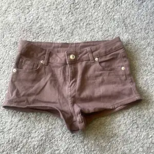 Brunrosa lågmidjade shorts från h&m i storlek 34. Bra skick💗