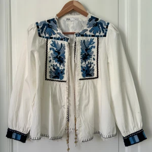 Zara jacka m broderier - Storlek S.