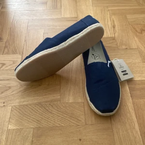 Loafers - Skit snygga loafers från Toms i 10/10 skick då de aldrig använts. Dom är perfekta nu till sommaren o h är otroligt stiligt och enkelt att matcha. Nypris 700kr, mitt pris 200kr! 