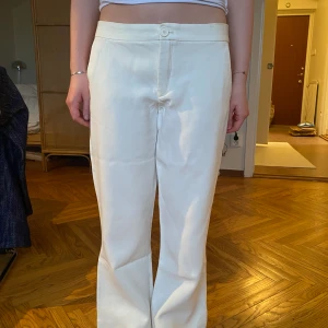 Vita linnebyxor  - Vita linnebyxor. Fint skick! Midjemått: ca 85 cm. Innerbenslängd: ca 70 cm. (Uppsydda 10 cm går att sprätta bort blir då 80 cm). Storlek 36/S.