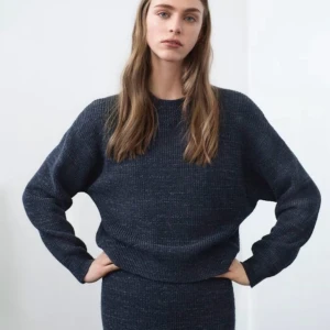 Filippa K set  - Stickat set med tröja och kjol från Filippa K i en så fin mörkblå färg.🦋 Endast använt vid enstaka tillfällen, i mycket gott skick.  Jag har normalt storlek xs-s och både tröjan och kjolen passar mycket bra! Kjol/tröja kan även säljas separat. 