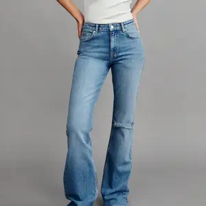 Jeans från Gina tricot i flare modell, bra skick inte mycket använda. Nypris är 600kr, storlek 32 och passar mig som även har 34, XS, S. Det sitter bra i längden för mig som är 165, passar även något längre