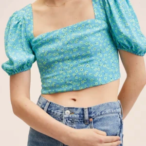 Crop top / croppad blus Mango - Oanvänd med lappen kvar. Supergullig blommig crop top från Mango i 100 % viskos. 