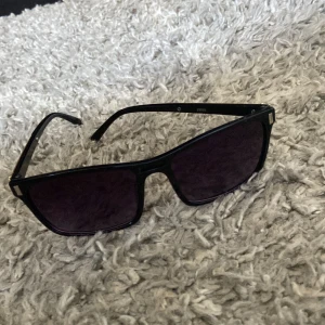 Ett par ray ban - Säljer ett par ray ban glaset är lila och det är lite guld färgat på bågen. Jag säljer dom för jag inte använder dom och dom har inga sprickor eller repor 