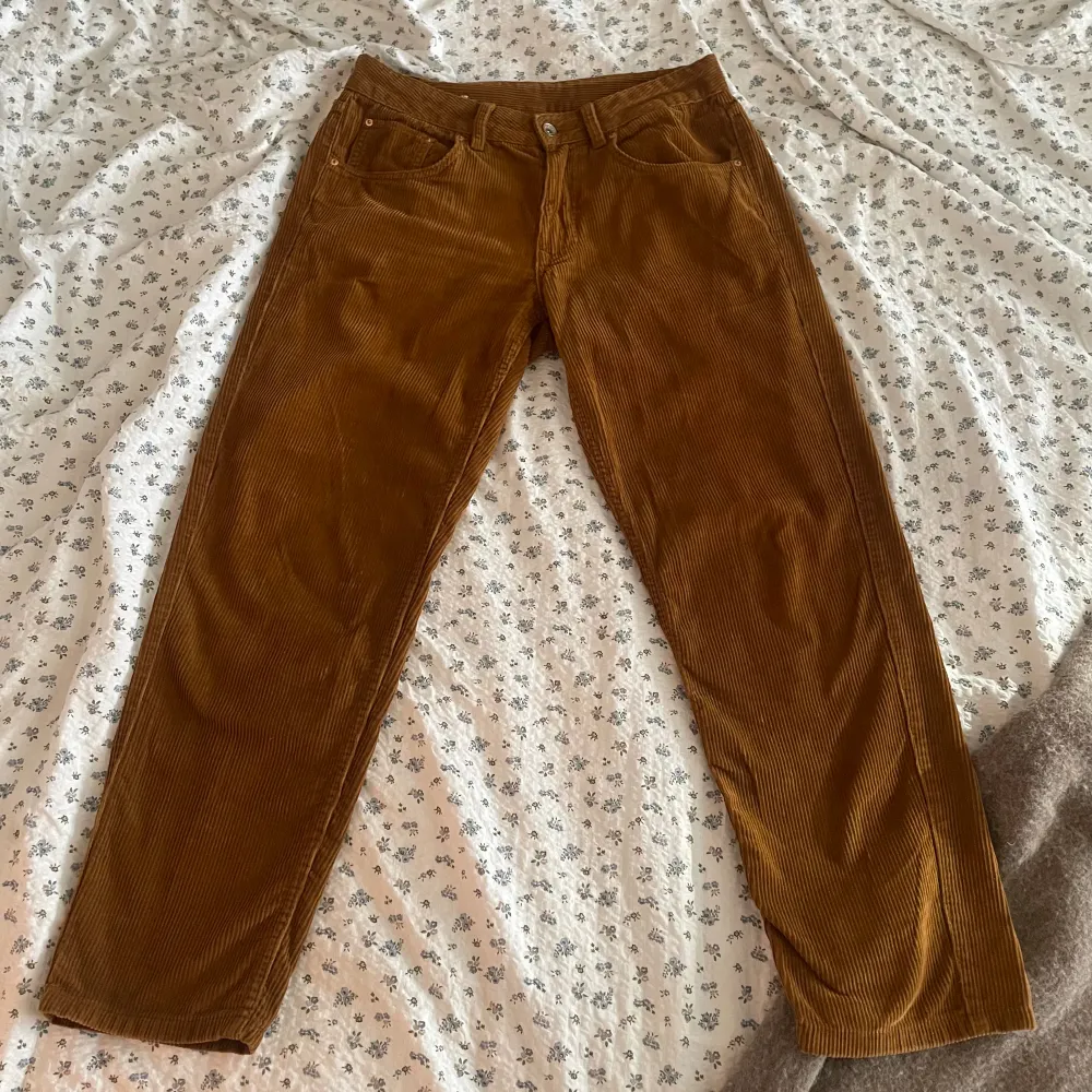 Ett oar bruna manchester byxor, grymt skick och är i storlek Small!. Jeans & Byxor.