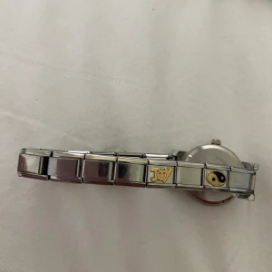 Italian bracelet klocka - otroligt fin och unik italian bracelet klocka med så fina guldiga berlocker! Går att sätta på egna berlocker och skickar med nägra fler neutrala berlocker så man kan välja storlek! priset går att diskutera 🎀(batteri behöver bytas)