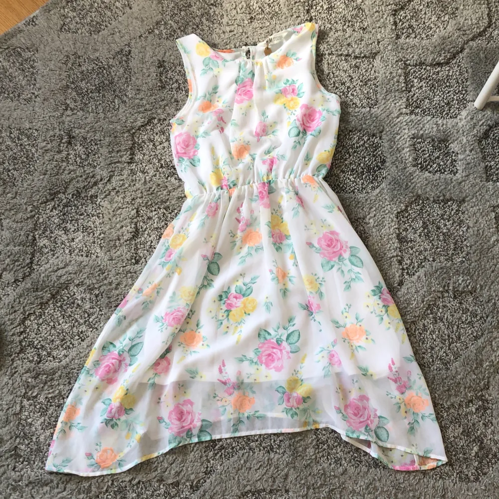 En jättefin vår klänning! Säljer nu it gamla barn kläder, men denna är aldrig använd.. Klänningar.
