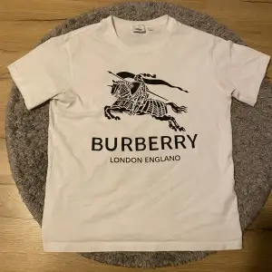 Burberry T-shirt använd max 5 ggr. Skick 9/10.
