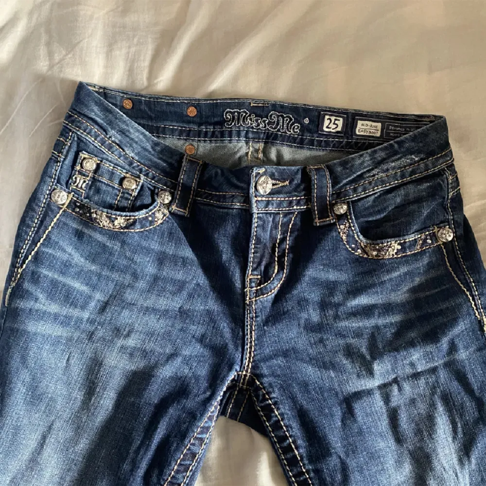 snygga low waist bootcut miss me jeans i storlek 25! midjemått: 37cm , innerbenslängden: 72cm , jag är 165cm 💘. Jeans & Byxor.