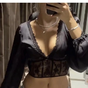 Zara topp - Säljer min ursnygga zara topp! I jättebra skick och den är helt slutsåld och finns inte längre!
