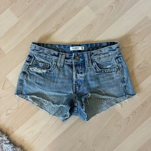 Jeansshorts - Lågmidjade jeansshorts i bra skick. Knappt använda då de är lite för små💙. Pris kan alltid diskuteras. Köparen står för frakt❣️
