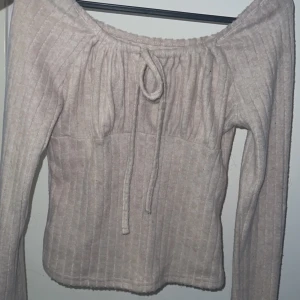 Tröja - Långärmad mjuk tröja med knytning vid bysten. Storlek Xs.   Kan frakta men även mötas upp i varberg💕 Kontakta mig för frågor. Pris kan absolut diskuteras.