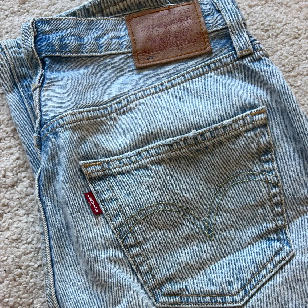 Levis jeans i modellen 501 90s, sparsamt använda men tyvärr blivit för små. Jeans & Byxor.