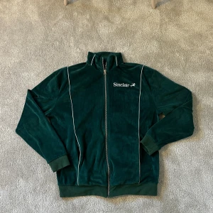 Sinclair Tracktop - Säljer denna track toppen från Sinclair Global, seen on lil baby, a boggie, lukas sabbath mm.   Resell i usa är 260$ - 350$, mitt pris 1500 kr, men är öppen för rimliga bud.