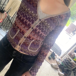 Missoni kofta - Säljer missoni kofta i storlek XS, passar även S❤️Missoni i sammarbete med Lindex, jättefint skick (knappt använd)