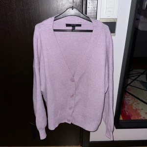 Lila kofta - En Lila kofta från VERO MODA i bra skick. Använt några gånger.