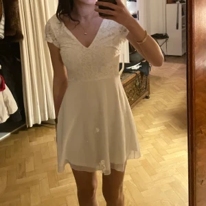 Studentklänning - Oanvänd studentklänning med spets från bubbleroom☺️ Lapparna sitter kvar på, säljer även klänning utan spets på profilen. 