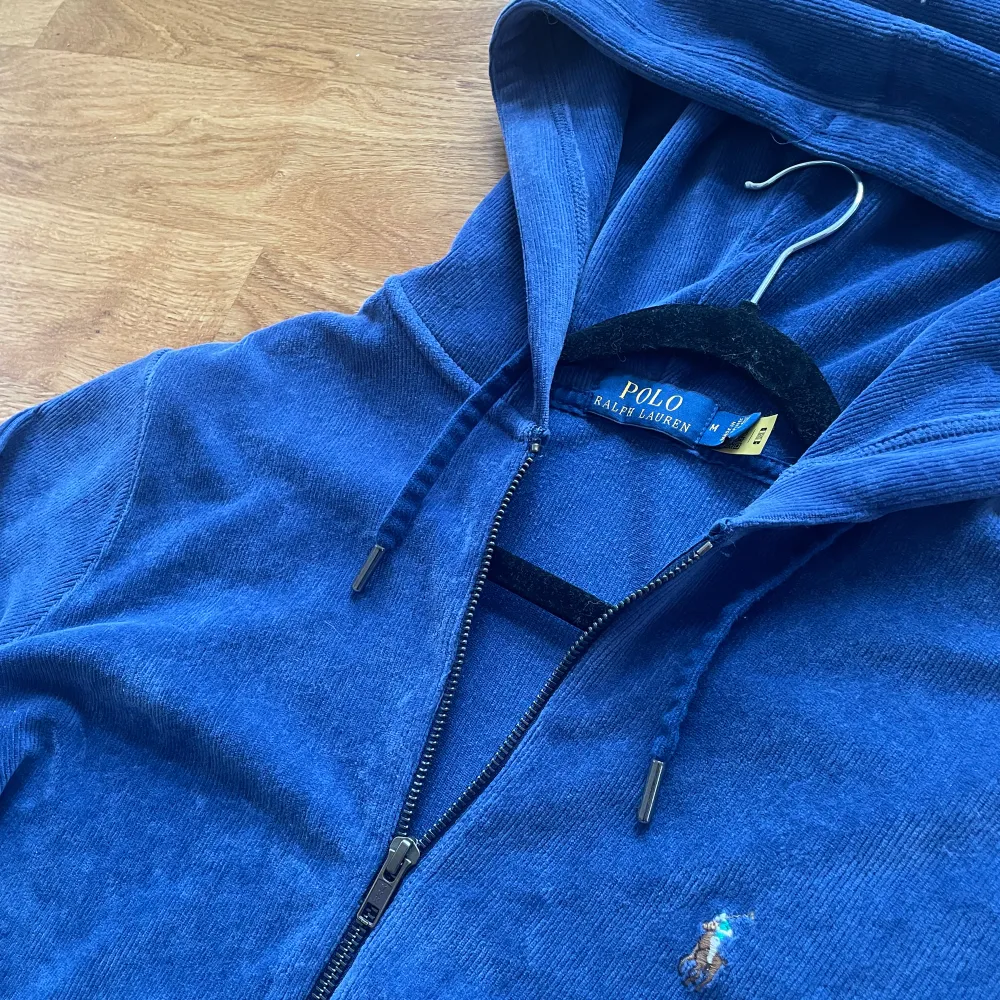 En unik zip hoodie från Polo Ralph Lauren i corduroy material. Köpt online från Miinto för 1799kr mitt pris: 499 🙌 Storlek M normal passform skick 9/10. Hoodies.