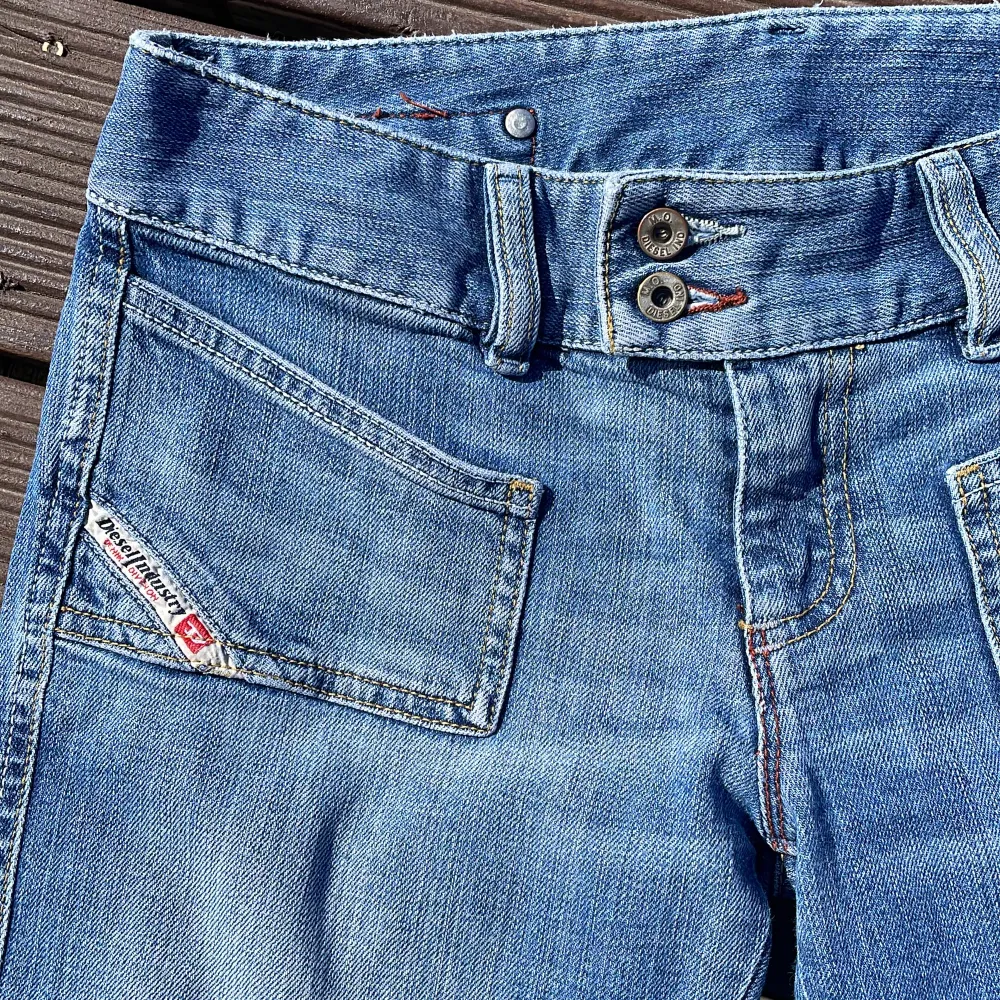 As snygga Diesel jeans i bootcut modell. Vill behålla men passar inte mig som är 156. Midjemåttet rakt över är ca 37 cm och innerbenslängden är 84-85 cm, de är stretchiga 😍😍 (bra skick, två små defekter finns att se de sista bilderna). Jeans & Byxor.