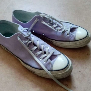 Låga lila converse  - Relativt gott skick men var för stora tyvärr.