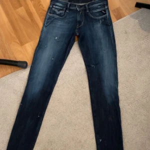 Replay anbass  - Tja! Säljer nu dessa i princip nya Replay jeansen som är i nyskick och knappt använda, dem är sällsynta och svåra att få tag på med slitningar!🙌🎉 hör av er vid minsta lilla! Nypris 1800kr