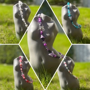 Rädda barnen halsband 🤍 - Simpla halsband i olika färger gjorda av mina yngre småsyskon. 50% av pengarna går till rädda barnen❤️