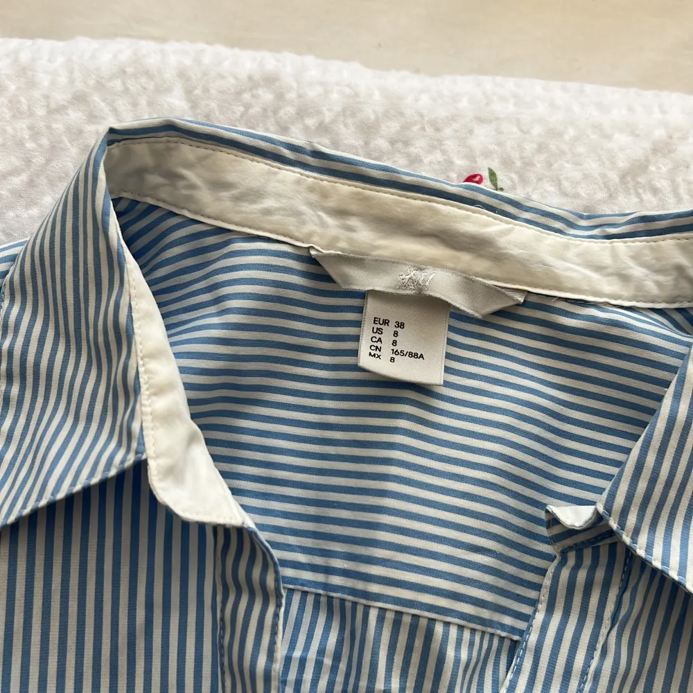 Randig skjorta i storlek 38/M från H&M. I nyskick. Använd gärna ”köp” Funktionen😊. Skjortor.