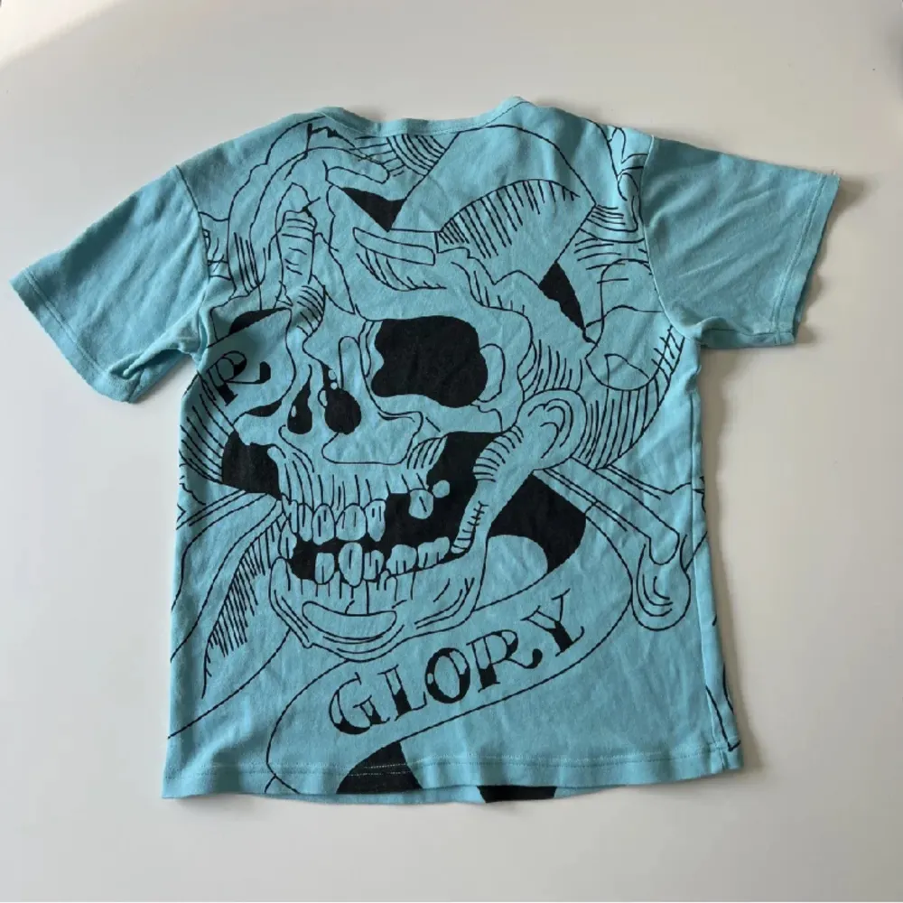Vintage blå t-shirt med rhinestones i mycket bra skick, skriv ifall fler bilder behövs eller om priset vill diskuteras!🫶 . T-shirts.
