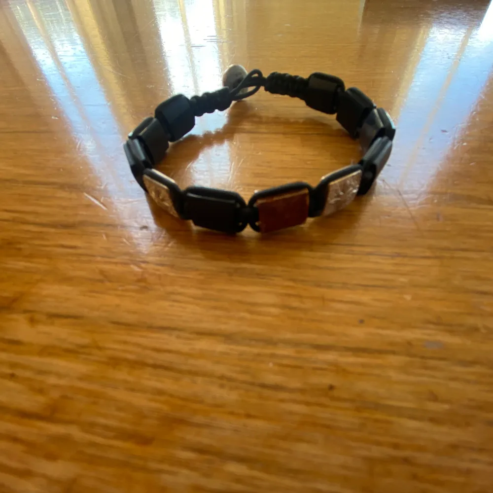 Armband från Elton Wood i mycket fint skick. Använt lite men inga slitage eller defekter på armbandet. Boxen är solblekt och skadad i hörnet (bild 4). Storleken är L. Vid frågor är det bara att skriva. Priset är inte hugget i sten. . Asusteet.