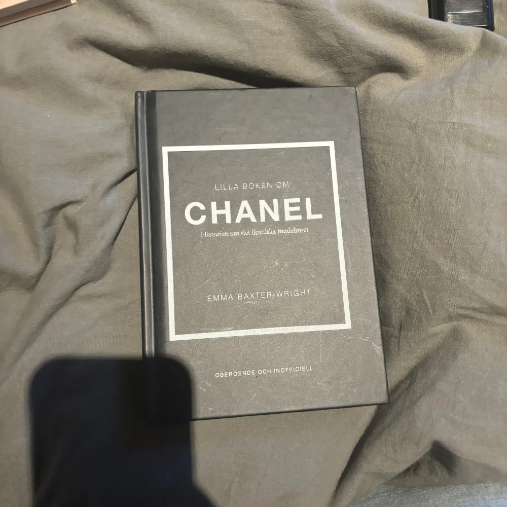 Jätte fin boken som prydnad om Chanel historia och designs!❤️har två st därför säljer jag ena. Köpt för 185kr. Övrigt.