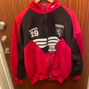 En röd adidas kofta - En adidas kofta i storlek XL Kan användas till träning eller annat
