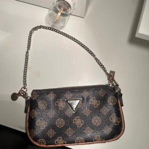 GUESS väska  - Säljer min GUESS väska.  Den är jättefin och som ny. 