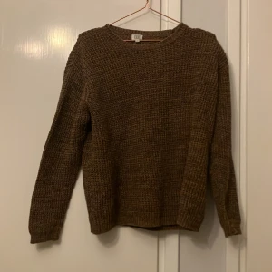 Brun Grandpasweater - Brun stickad tröja i storlek xl men den sitter bra för mig som har storlek small, den blir lite baggy. Skulle gissa på att den passar personer som ofta har storlek S-L. Priset kan diskuteras.