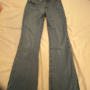 Low waist jeans - Snygga Low waist jeans. Användes kanske 2-3 ggr. Säljer för att de har blivit för korta
