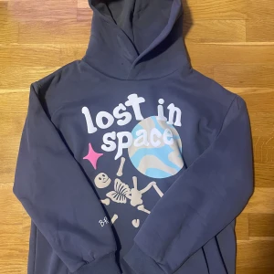 Lost in space broken planet hoodie - Helt ny och felfri broken planet hoodie i storlek L, (nypris ca 2000 kr) Pris kan diskuteras