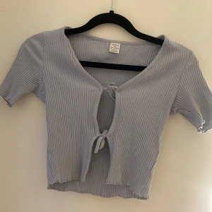 Blå blus - Storlek 134/140 men passar storlek 158-164 då den är stor i storleken. Väldeligt bra skick och nästan aldrig använd efter som den inte riktigt är min färg 