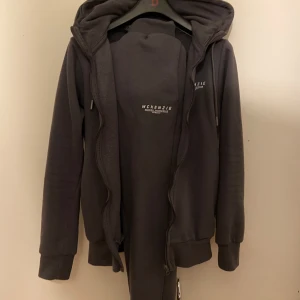 Mckenzie dress - Hej säljer min mckenzie dress i färgen grå som använts ett par gånger men såsom gant tröjan, tvättade och fräsch. Angående pris eller intresse hör av er.