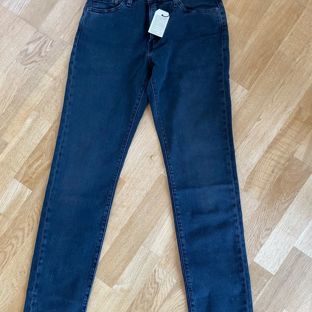 Hej! Säljer nu dessa riktigt snygga Levis i modellen 511. Jeansen är i mörkblå färg och är aldrig använda då dem tyvärr inte passar mig. Storlek 30 32. Jeans & Byxor.