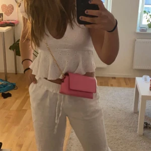 Liten rosa väska  - En liten fin rosa väska , använd fåtal gånger . Som ny inprincip q