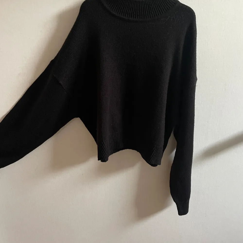 Säljer denna superfina stickade tröja då den aldrig kommit till användning💗💗. Tröjor & Koftor.