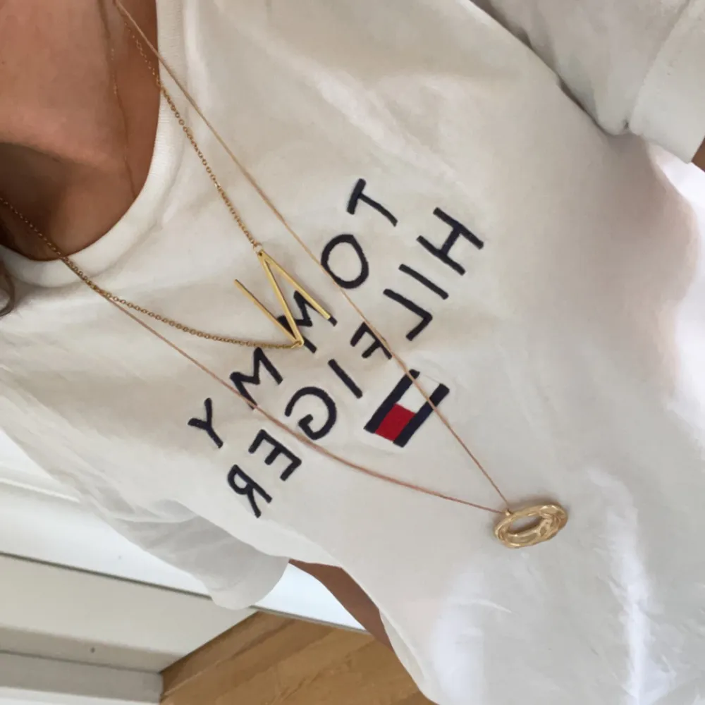 hej! jag säljer nu en super söt t-shirt från Tommy Hilfiger då den inte kommer till användning💗 storlek: M Nypris: 300kr . T-shirts.