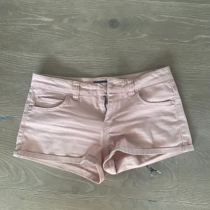 Jeansshorts  - Rosa jeansshorts som nya.