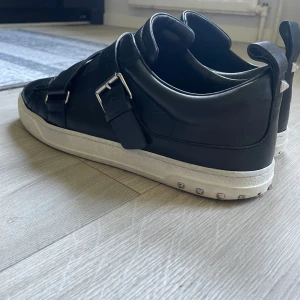 Valentino Flycrew - Säljer en par riktigt snygga Valentino Flycrew i skinn riktigt eftertraktad sko sällsynt sko går ej att köpa längrÄkthetbevis finns! hör av dig om du har några frågor eller funderingar! Pris kan diskuteras vid snabb affär!🤩 Byten kan vara intressant!