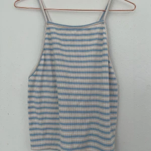 Ribbat linne - Randigt ribbat linne med smala band som korsar i ryggen