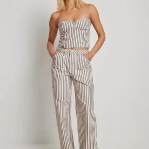Randig top och jeans - Säljer detta fina set då det inte kommer till användning💓Såå fint inför sommarkvällar! Nypris jeans 699, topp 299. Toppen är 34 och jeansen 32 men stora i storleken och är som 34☺️
