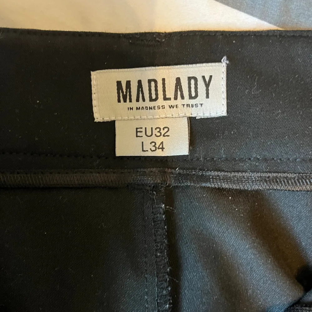 Ett par jättefina straighta kostymbyxor utan defekter från Madlady!!!🖤🖤🖤perfekta för fest!! Original pris: 499 kr. Jeans & Byxor.