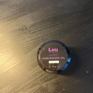 builder gel  - helt oanvänt builder gel från luunails! säljer pga att jag råkade köpa fel sort, den här har hårdare konstisens och är mer som polygel. Man kan liksom röra den utan att den är kladdig och den ska användas som polygel. köptes för cirka 200kr på rea ❤️