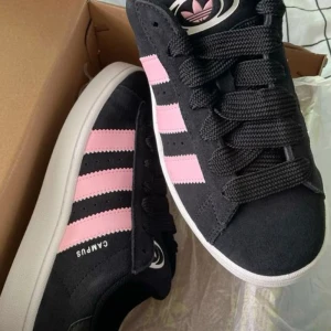 Adidas campus 00 rosa💗 - Jättesöta adidas campus 00s i rosa och svart🩷 använda ungefär 4 ggr men i jätte jätte bra skick! 