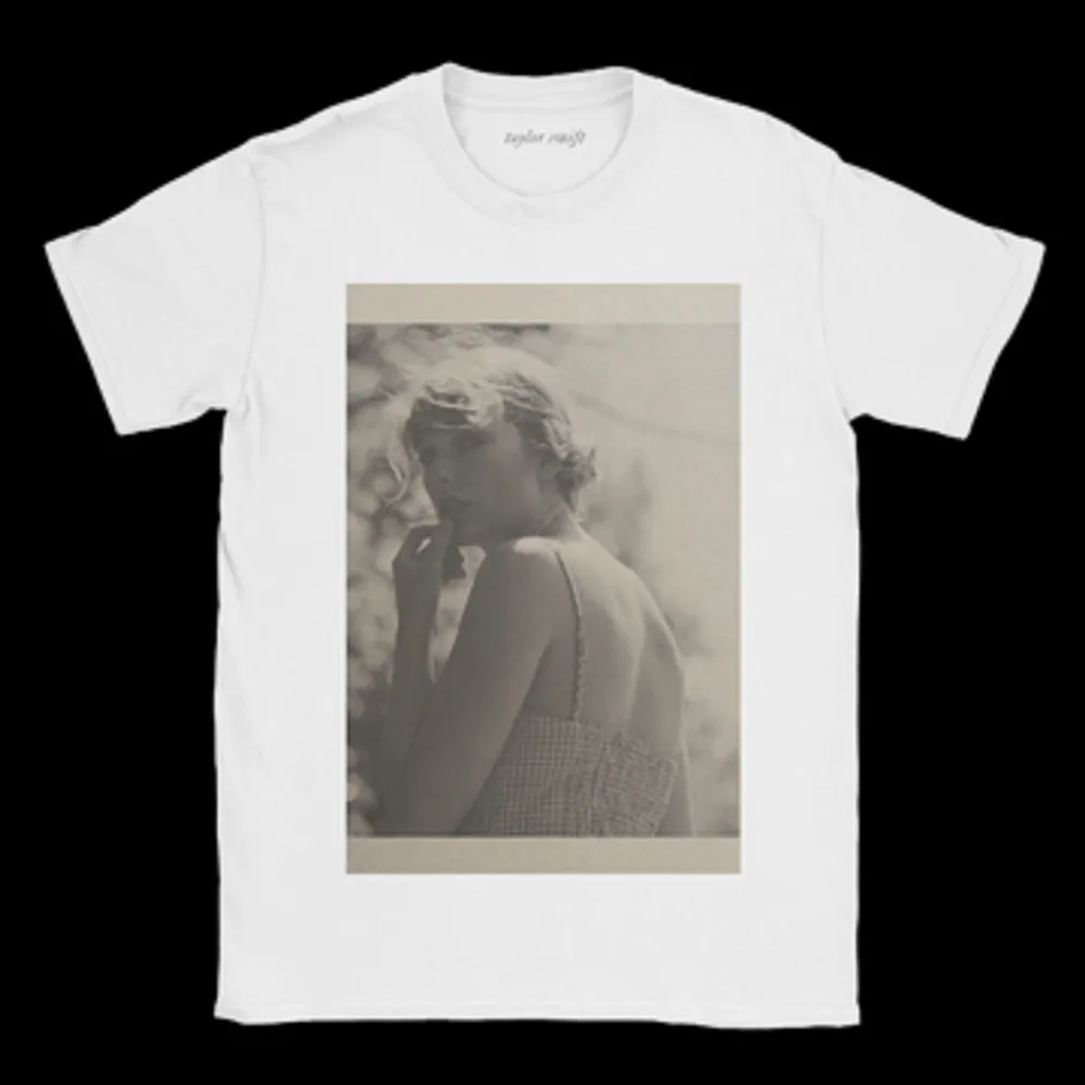 En t-shirt från Taylor Swifts merch-affär som är använd 1 gång. Heter 'i knew you t-shirt' och köptes i juli 2020 när folklore släpptes. Perfekt att ha på hennes kommande konsert! Köparen betalar för frakten eller så möts vi upp i Stockholm! . T-shirts.